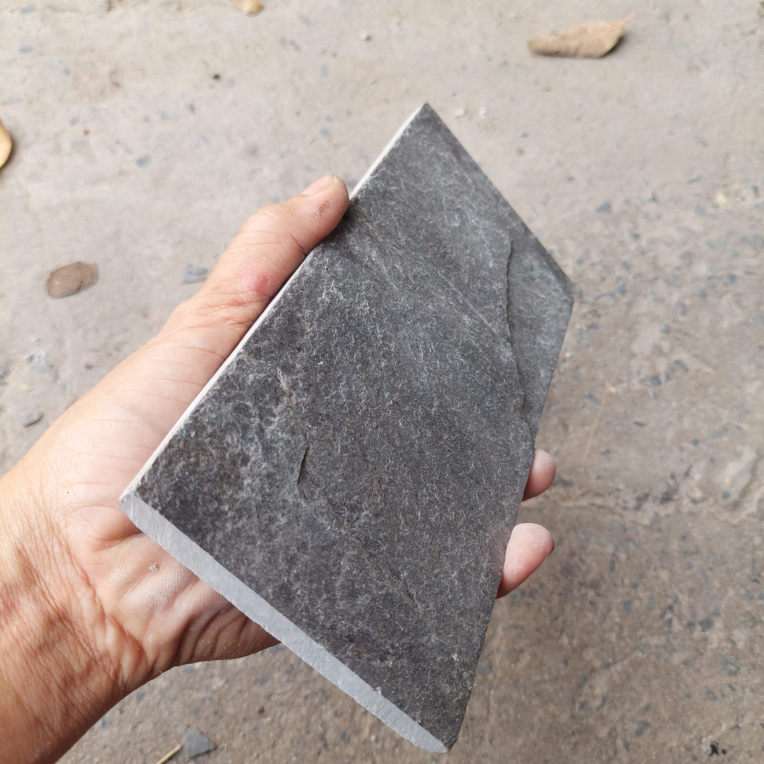 Đá chẻ xanh đen 10x20cm 2 Đá chẻ xanh đen 10x20cm tự nhiên ốp tường trang trí