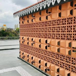Hình ảnh thực tế công trình sử dụng gạch Bông Ú Mỹ Xuân đất nung đỏ. Sản phẩm giúp lưu thông không khí, tận dụng ánh sáng tự nhiên, hạn chế mưa hắt và tạo điểm nhấn kiến trúc độc đáo cho mặt tiền, hàng rào và vách trang trí.