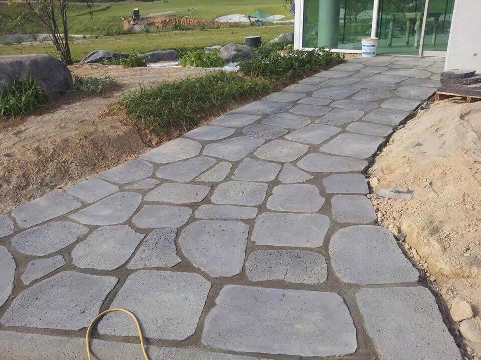 Top 5 Loại Đá Bước Dạo Sân Vườn Đẹp, Bền Nhất Hiện Nay 3 Đá thớt tổ ong tự nhiên làm lối đi sân vườn