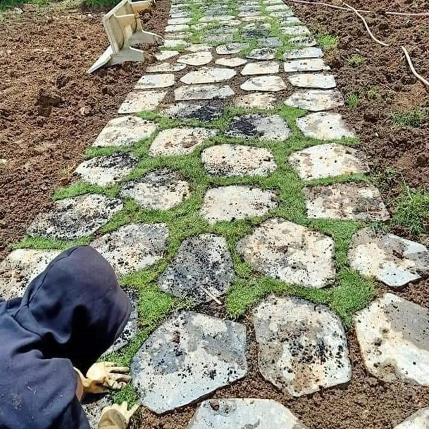 Đá thớt bazan - Đá bước dạo 4 Lối đi sân vườn đẹp lát bằng đá bước dạo tự nhiên trên thảm cỏ