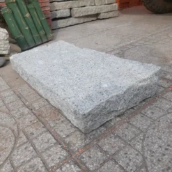 Cận cảnh một viên đá chẻ tay Vũng Tàu màu trắng muối tiêu độ dày tự nhiên