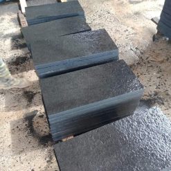 Đá bazan đen khò mặt 30x60x2cm lát sân vườn