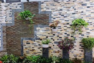 Đá ghép nhiều màu 10x50cm ốp tường tiểu cảnh sân vườn, tạo điểm nhấn nổi bật cho không gian ngoại thất và cảnh quan.