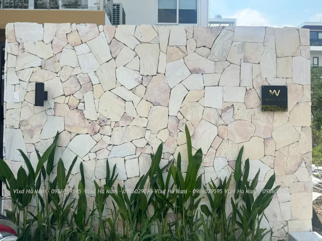 Đá Rối Ốp Tường Tự Nhiên – Giải Pháp Trang Trí Đẹp, Bền Và Sang Trọng 4 Tường ốp đá rối vàng quay cạnh tự nhiên bền đẹp cho biệt thự và cảnh quan sân vườn