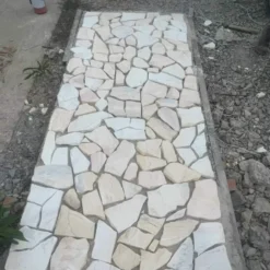 Đá rối vàng lát lối đi sân vườn chống trơn trượt và bền đẹp