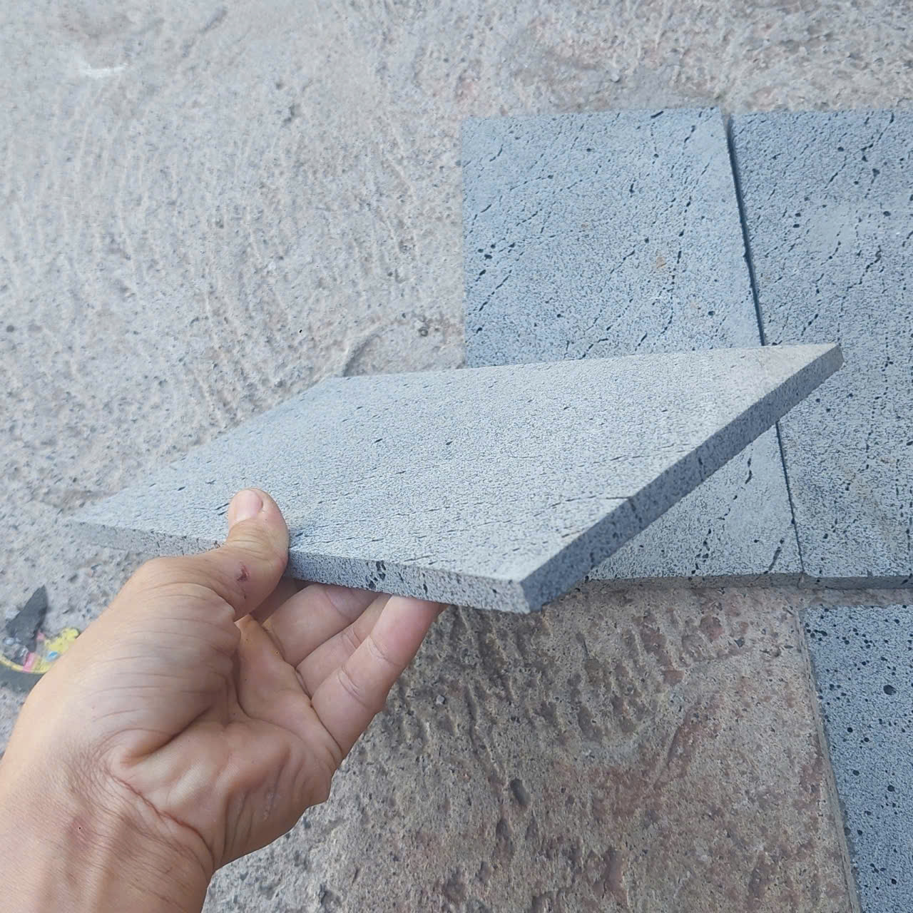 Đá tổ ong ốp tường 10x20 3 Đá ong xám 10x20 ốp tường trang trí