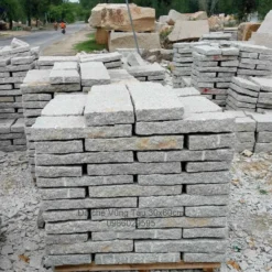 Các kiện đá chẻ Vũng Tàu quy cách 30x60cm màu trắng muối tiêu xếp chồng tại xưởng