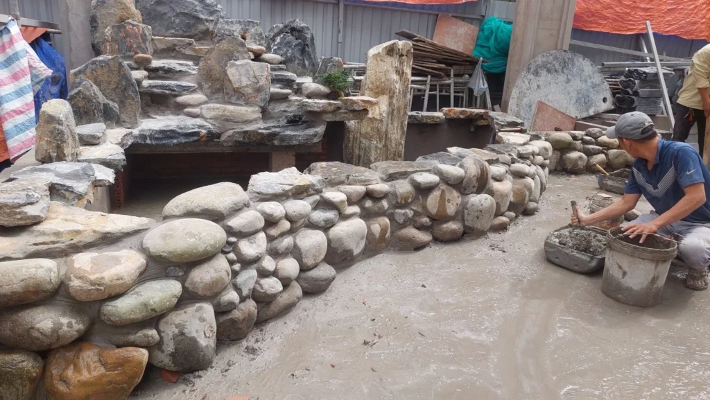Đá cuội trang trí sân vườn 2 Đá cuội lớn làm bờ bao hồ cá kết hợp hòn non bộ tự nhiên đang thi công