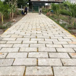 Lối đi sân vườn rộng rãi được lát bằng đá chẻ Vũng Tàu kích thước 30x60cm tạo cảm giác tự nhiên