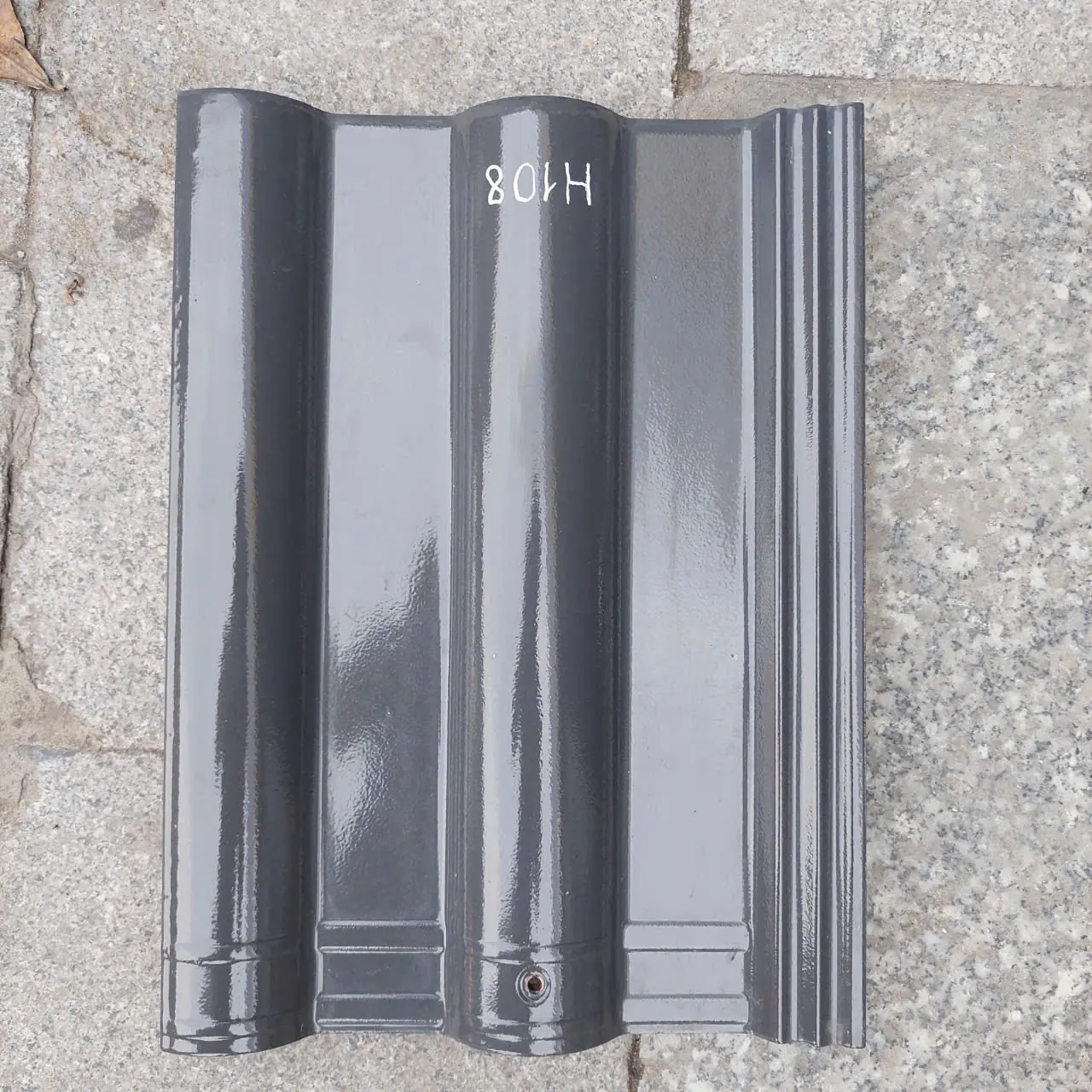 Ngói tráng men Hera Prime H108 3 Ngói lợp biệt thự Hera Prime H108 màu xám tro góc chụp phẳng bề mặt tráng men chống thấm
