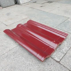 Cận cảnh bề mặt lượn sóng ngói lợp mái màu đỏ mận Prime H115