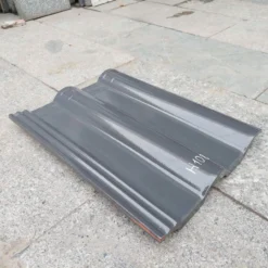 Mặt nghiêng viên ngói sóng tráng men Prime H108 màu xám tro thể hiện rõ đường sóng ngói
