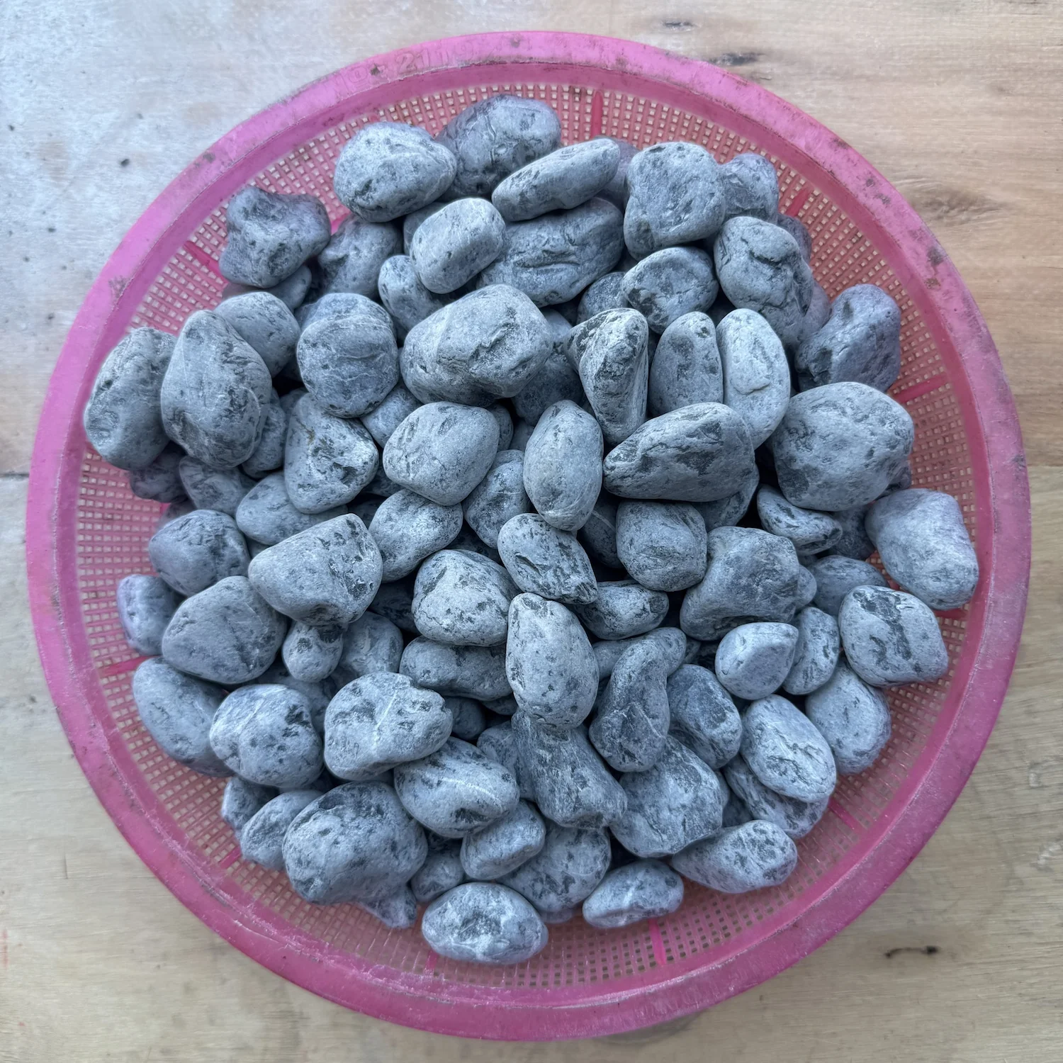 Sỏi đen tự nhiên quay-bao 12kg 1 Sỏi đen tự nhiên quay-bao 12kg trang trí tiểu cảnh sân vườn