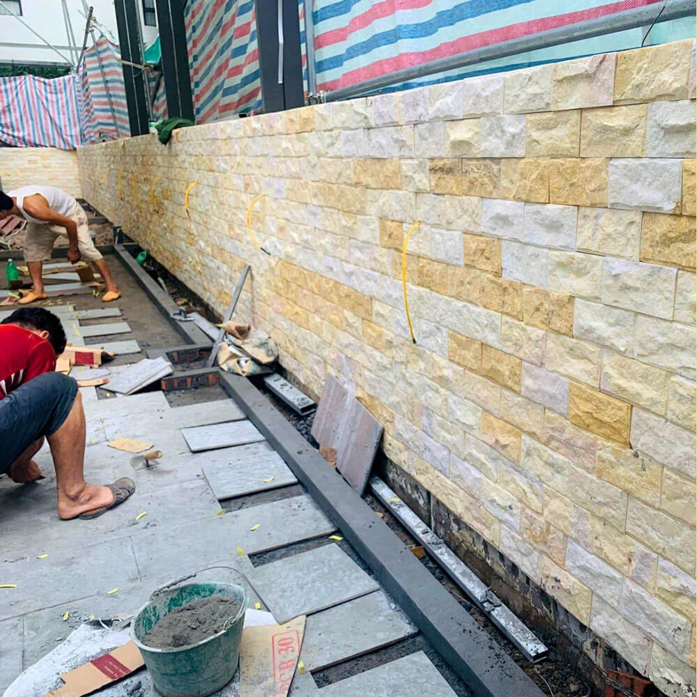 Đá bóc vàng 10x20cm 11 Quá trình thợ thi công ốp đá bóc vàng tự nhiên cho mảng tường rào biệt thự