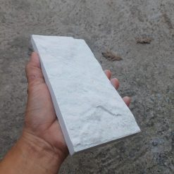 Đá bóc trắng sữa 10x20cm ốp tường trang trí