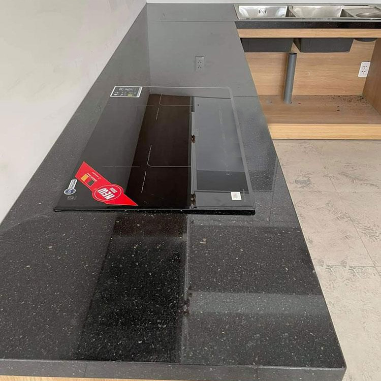 Đá hoa cương granite Kim sa trung 9 bàn bếp đa kim sa trung màu đen ánh kim sa sang trọng bền đẹp theo thời gian