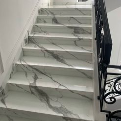đá lamar tắng vân mây làm cầu thang