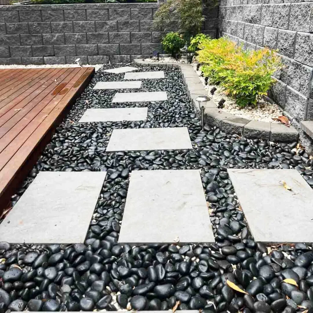 Các loại sỏi trang trí sân vườn – Sỏi tự nhiên, đá cuội đẹp và bền 6 Sỏi đen bóng nhập khẩu rải lối đi sân vườn biệt thự kết hợp đá bước dặm xám hiện đại