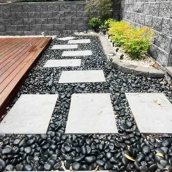 Sỏi đen bóng nhập khẩu rải lối đi sân vườn biệt thự kết hợp đá bước dặm xám hiện đại
