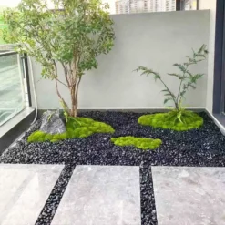 Trang trí tiểu cảnh ban công chung cư đẹp với sỏi đen bóng và cây xanh