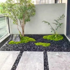 Trang trí tiểu cảnh ban công chung cư đẹp với sỏi đen bóng và cây xanh