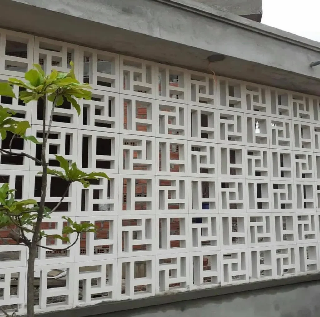 Gạch bông gió xi măng màu trắng xây hàng rào trang trí giúp thông gió, lấy sáng và tăng tính thẩm mỹ cho công trình.