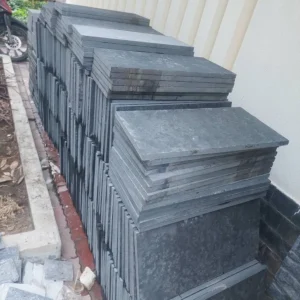 Lô đá bazan đen khò mặt 30x60cm tmàu đen tự nhiên giao đến công trình