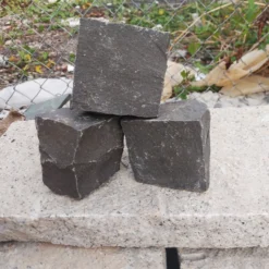 Đá cubic bazan tự nhiên màu xám đen để lát sân vườn, tạo lối đi, viền tiểu cảnh và trang trí cảnh quan