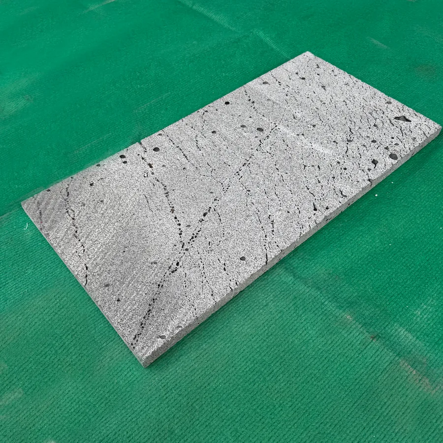 Đá tổ ong xám 30x60cm 2 Đá tổ ong lát sân màu xám tự nhiên, bề mặt có vân và lỗ tổ ong đặc trưng, phù hợp lát sân vườn và các công trình cảnh quan