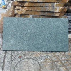 Đá băm xanh rêu 30x60cm lát sân vườn đẹp chống trơn