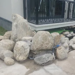 Thi công hòn non bộ sân vườn bằng đá cuội vân mây tự nhiên, kết hợp cây cảnh