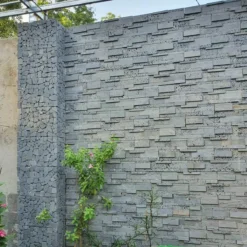 Hình ảnh thi công đá ghép tổ ong ốp tường rào biệt thự tạo hiệu ứng nổi 3D